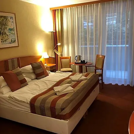 מלון Hotel Spa Heviz 4*